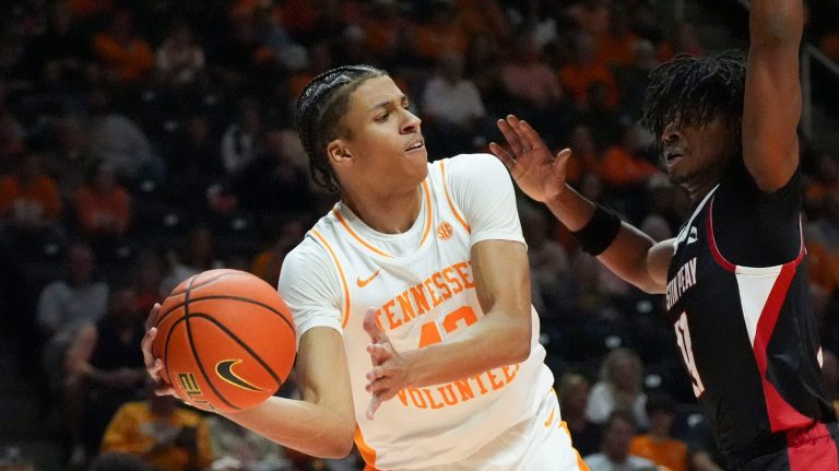 Tennessee G Cameron Carr leaving program in midseason, per report