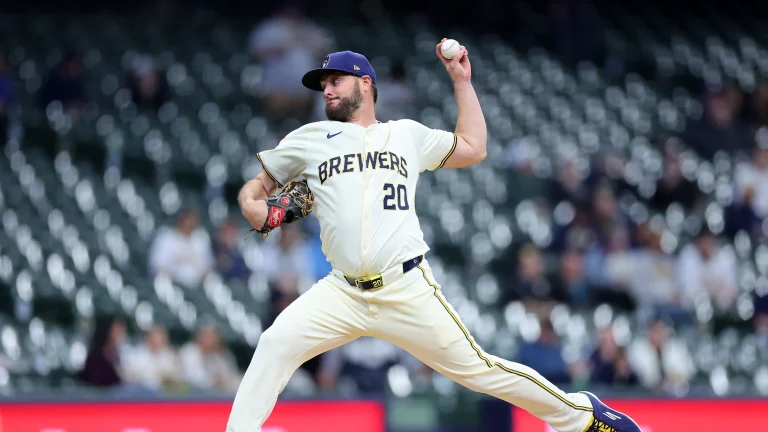 Former Mariners pitcher rejoins Reds after career 2021 season in Cincinnati