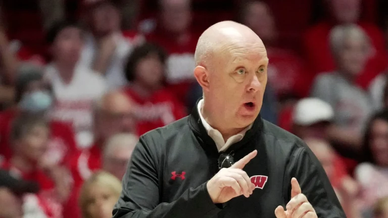 Wisconsin volleyball coach Kelly Sheffield gets well deserved contract extension