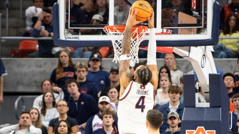 No. 1 Auburn Holds Off Arkansas in Gritty 67-60 Win