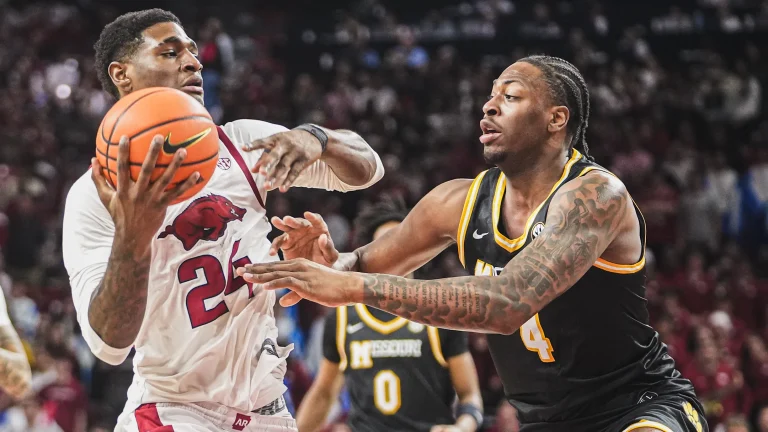 Finally Playing Like Razorbacks Helps Arkansas Win Crowd Late