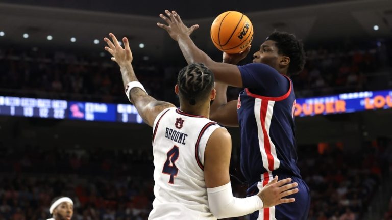 No. 1 Auburn absolutely hammers Ole Miss for fifth straight win