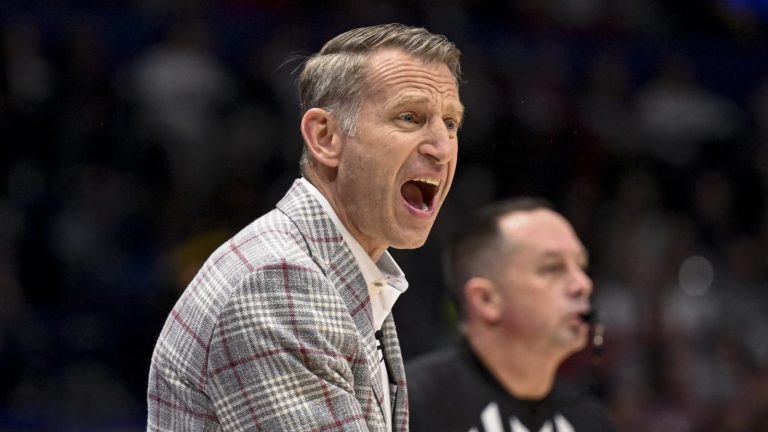 Alabama HC Nate Oats blasts his team during in-game interview