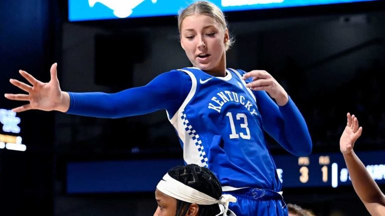 Clara Strack Breaks Kentucky WBB Block Record