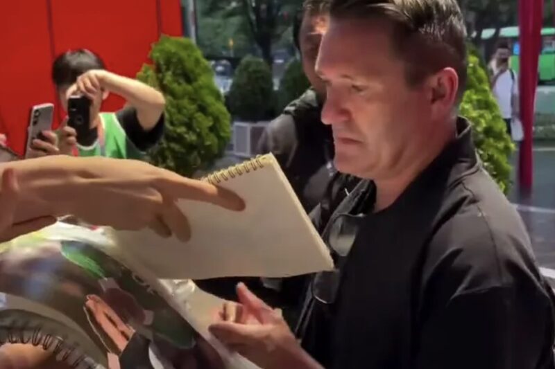 Celtic Fans Absolutely Fuming After Seeing Robbie Keane Greets Seoul Supporters